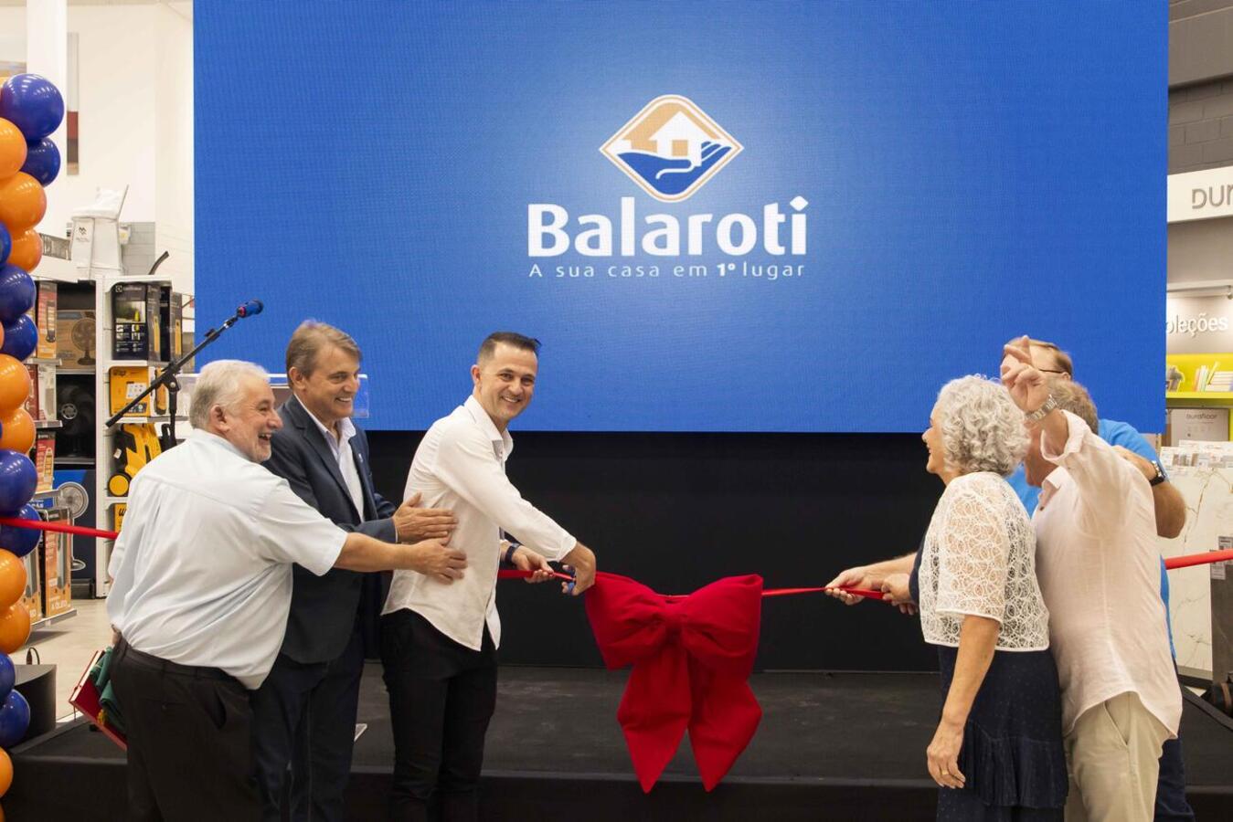 Prefeito, empresários, vereadores, familiares e outras autoridades participaram da cerimônia de inauguração