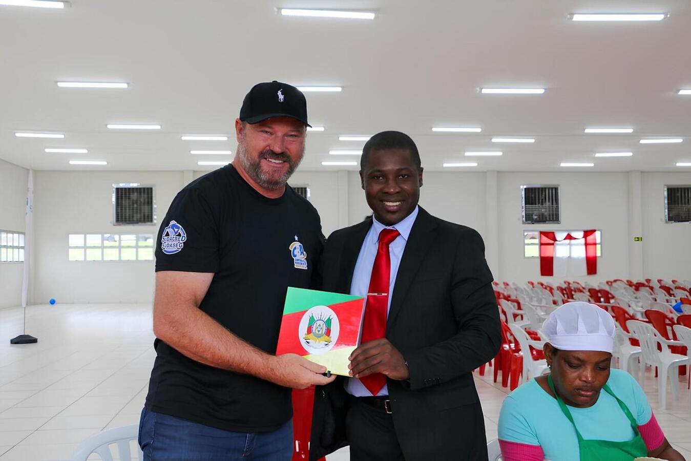 O vice-prefeito de Toledo, Ademar Dorfschmidt, prestigiou, na tarde do último sábado (18), a Festa da Bandeira Haitiana, realizada pelo Mouvman Ayisyen Lib e Endepandan (MALE), Embaixada Solidária (anfitriã do evento) e Secretaria de Políticas para Infância, Juventude, Mulher, Família e Desenvolvimento Humano (SMDH). Lembrada anualmente em 18 de maio, a data é celebrada por haitianos tanto em sua pátria quanto ao redor do mundo, em países que recebem migração haitiana. Em Toledo, a festa foi uma das maiores