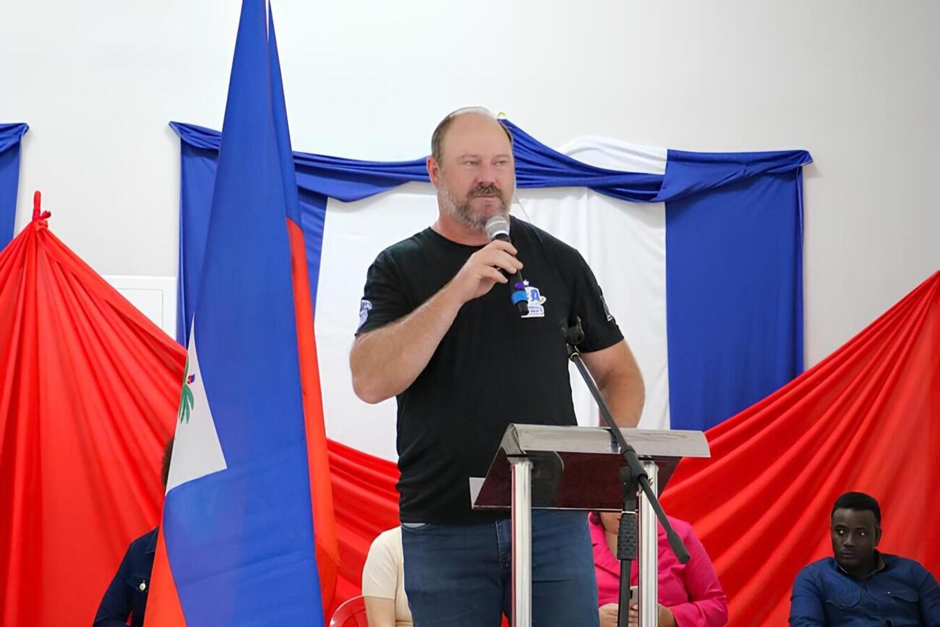 Prestigiado pelo vice-prefeito Ademar Dorfschmidt, evento reuniu cerca de 300 haitianos e pessoas de outras nacionalidades; Festa da Bandeira Haitiana é comemorada em 18/5