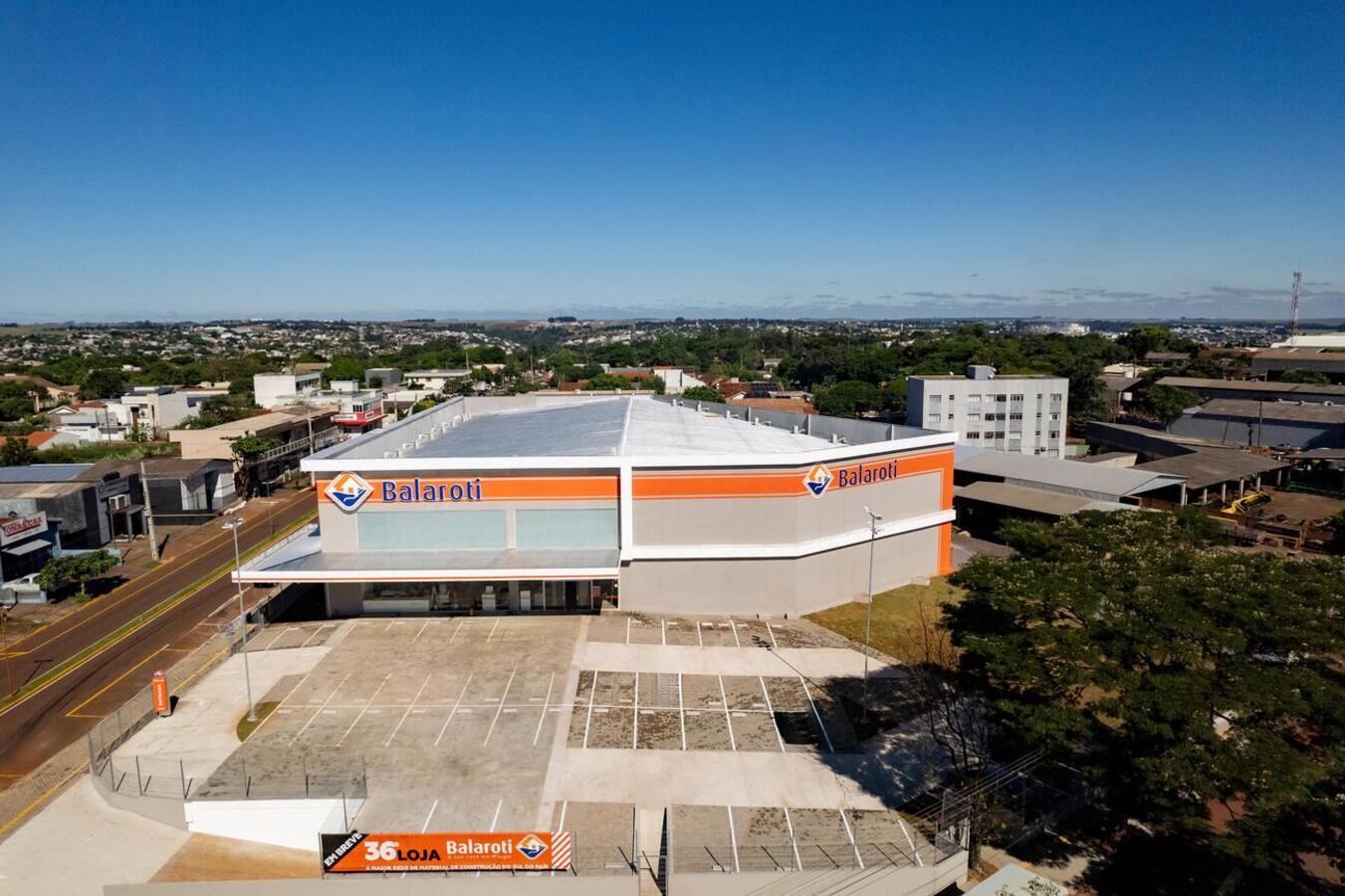 Prefeito, empresários, vereadores, familiares e outras autoridades participaram da cerimônia de inauguração