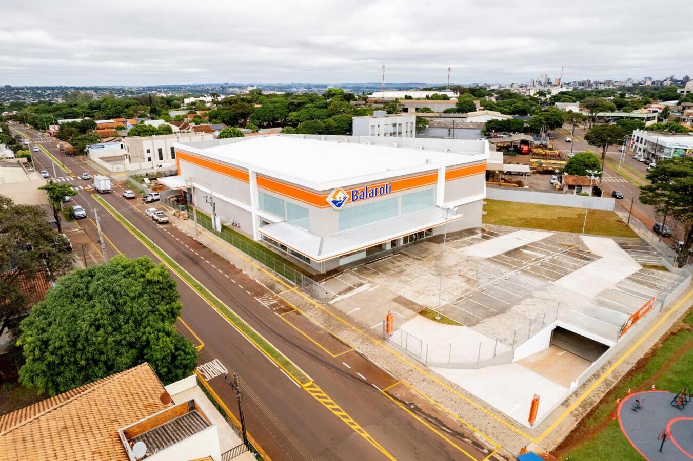Prefeito, empresários, vereadores, familiares e outras autoridades participaram da cerimônia de inauguração