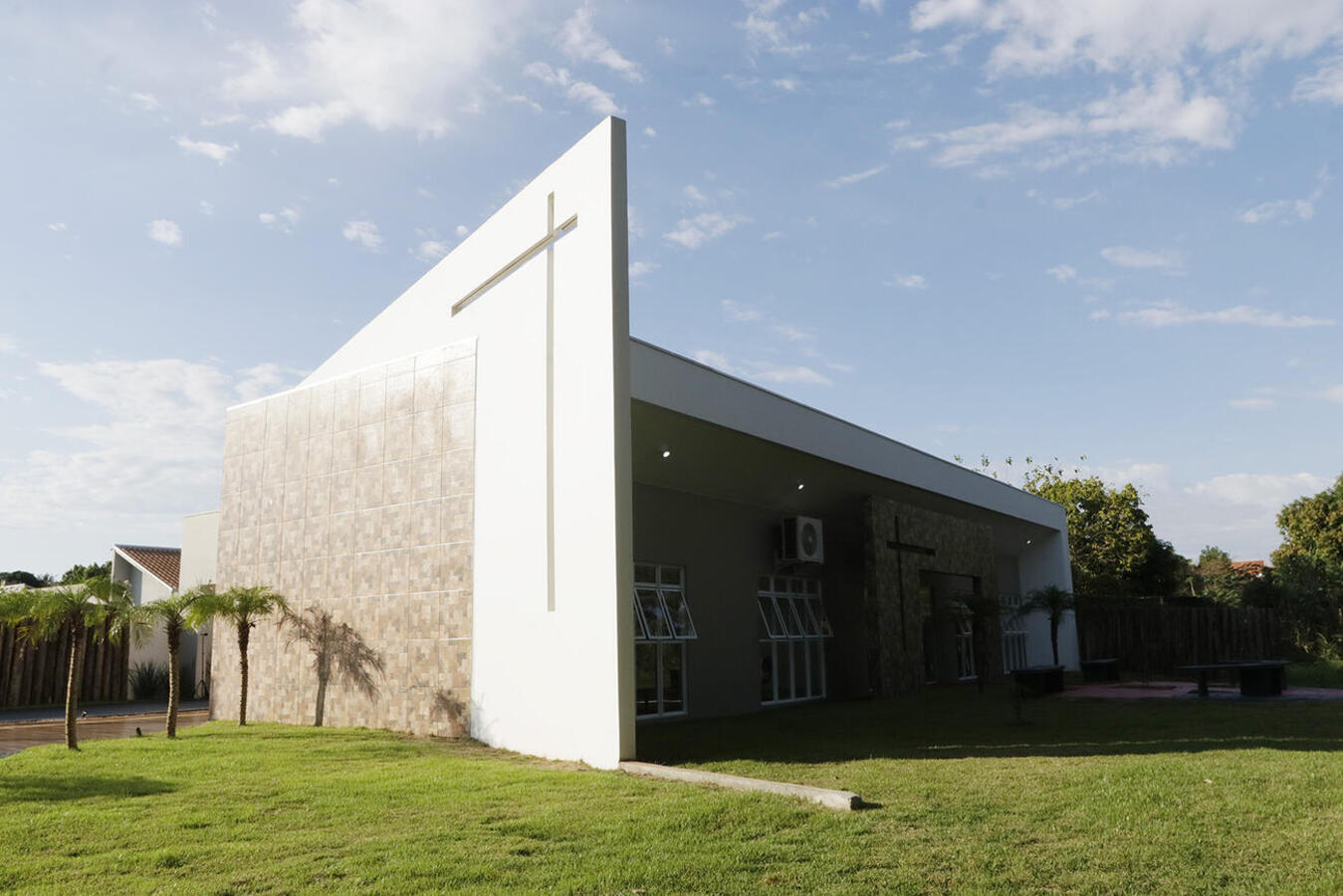 A edificação está localizada no fim da Rua Ramiro Zibetti, 1059, ao lado do campo e do salão comunitário da associação de moradores