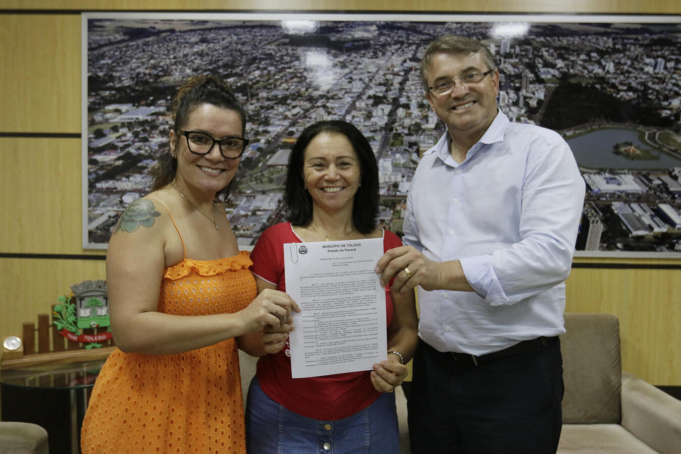 A sanção da Lei Nº 2.749/2024 que cria o Fundo Municipal dos Direitos da Mulher aconteceu na terça-feira (30), no Gabinete do prefeito 