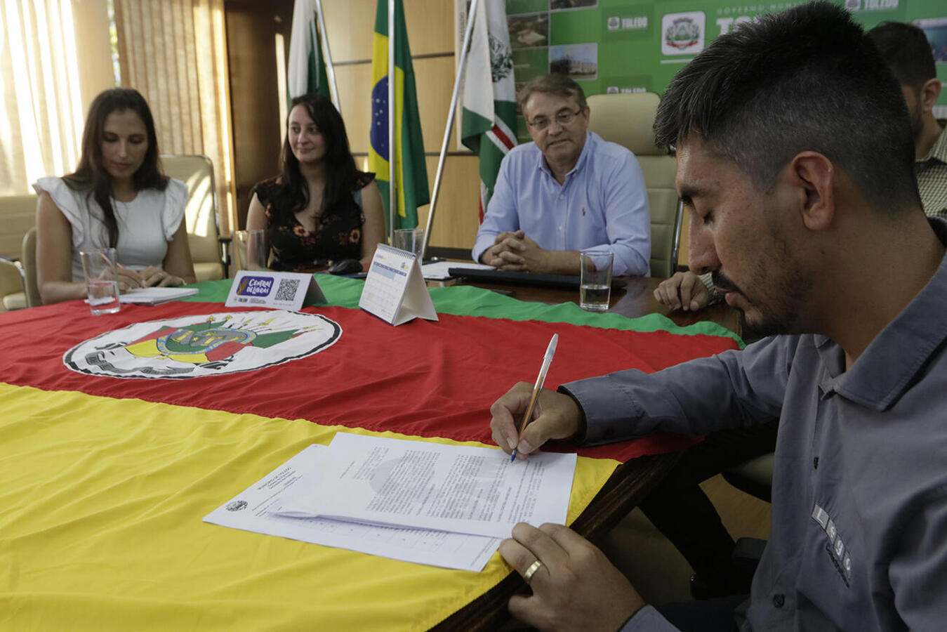 Assinatura do contrato Nº 209/2024, nesta terça-feira, na Sala de Reuniões da Prefeitura autoriza o início das obras 