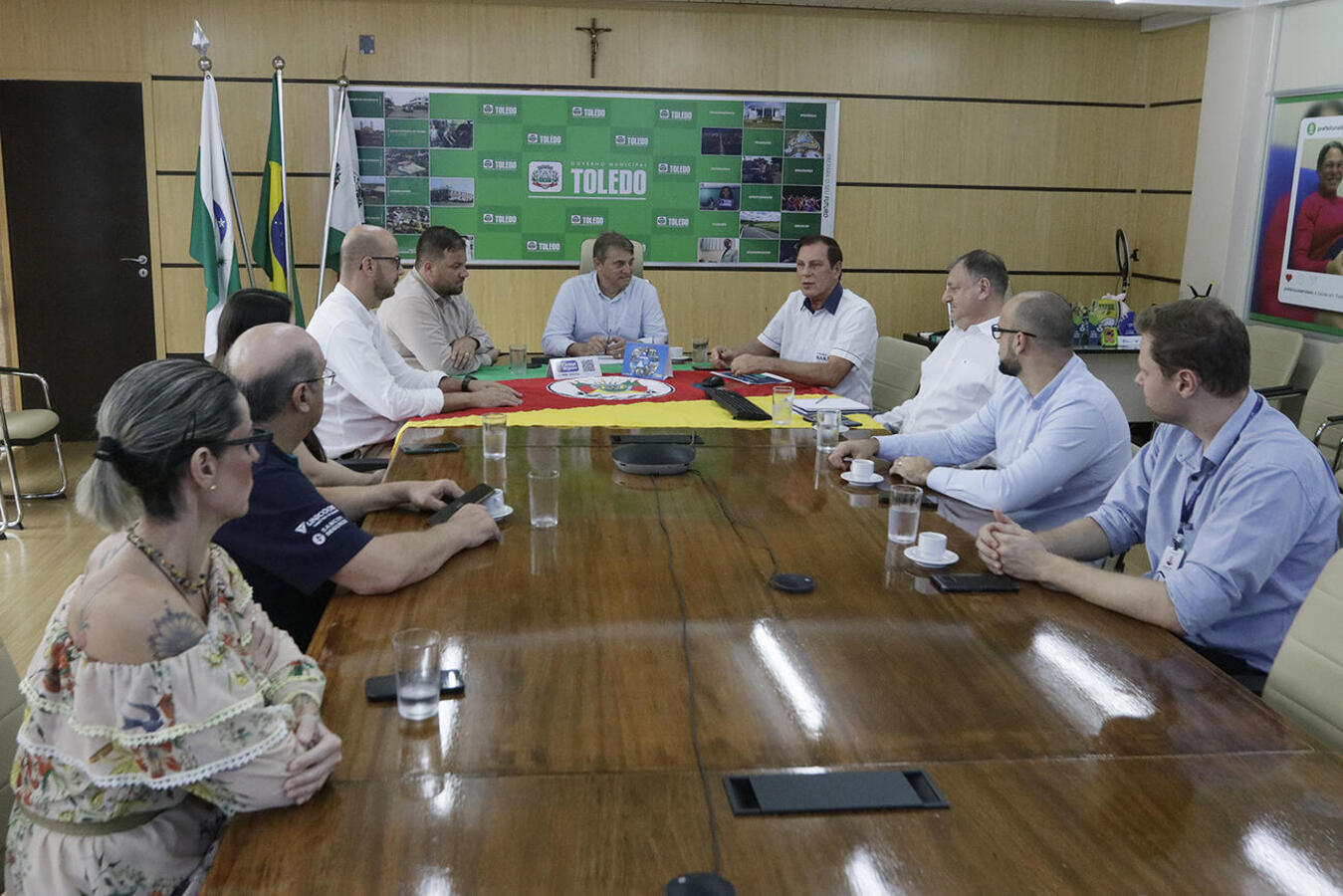 Na tarde desta quinta-feira (9), representantes da administração municipal de Toledo, da Garanticoop, instituição integrante da Sociedade Central Garantidora de Crédito (SGC), e das cooperativas de crédito se reuniram na Sala de Reuniões do Gabinete do Prefeito para anunciar uma nova iniciativa em prol dos microempreendedores individuais (MEIs) e microempresas. O encontro teve como pauta principal a apresentação de uma nova linha de crédito focada para estes públicos.  Antes disso, o diretor-presidente da G