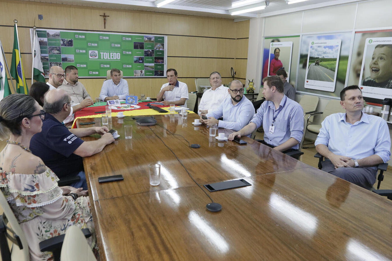 Na tarde desta quinta-feira (9), representantes da administração municipal de Toledo, da Garanticoop, instituição integrante da Sociedade Central Garantidora de Crédito (SGC), e das cooperativas de crédito se reuniram na Sala de Reuniões do Gabinete do Prefeito para anunciar uma nova iniciativa em prol dos microempreendedores individuais (MEIs) e microempresas. O encontro teve como pauta principal a apresentação de uma nova linha de crédito focada para estes públicos.  Antes disso, o diretor-presidente da G