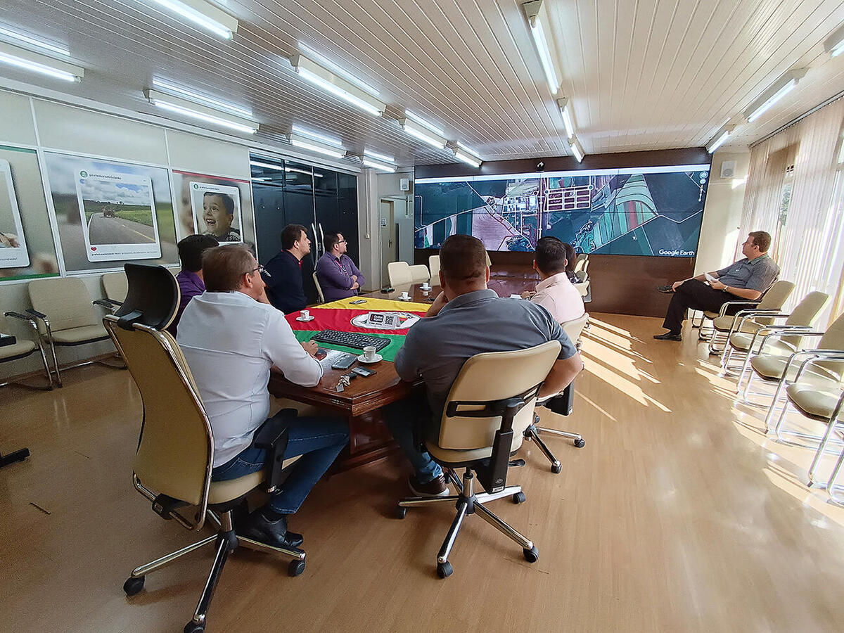 Em encontro na manhã de hoje (10), na Sala de Reuniões do Gabinete do Prefeito, Município e empresas propuseram parcerias na elaboração e execução de projetos 
