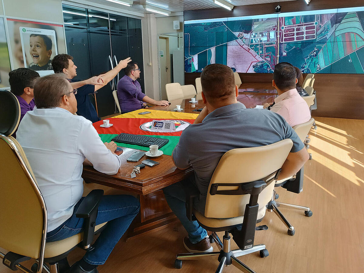 Em encontro na manhã de hoje (10), na Sala de Reuniões do Gabinete do Prefeito, Município e empresas propuseram parcerias na elaboração e execução de projetos 