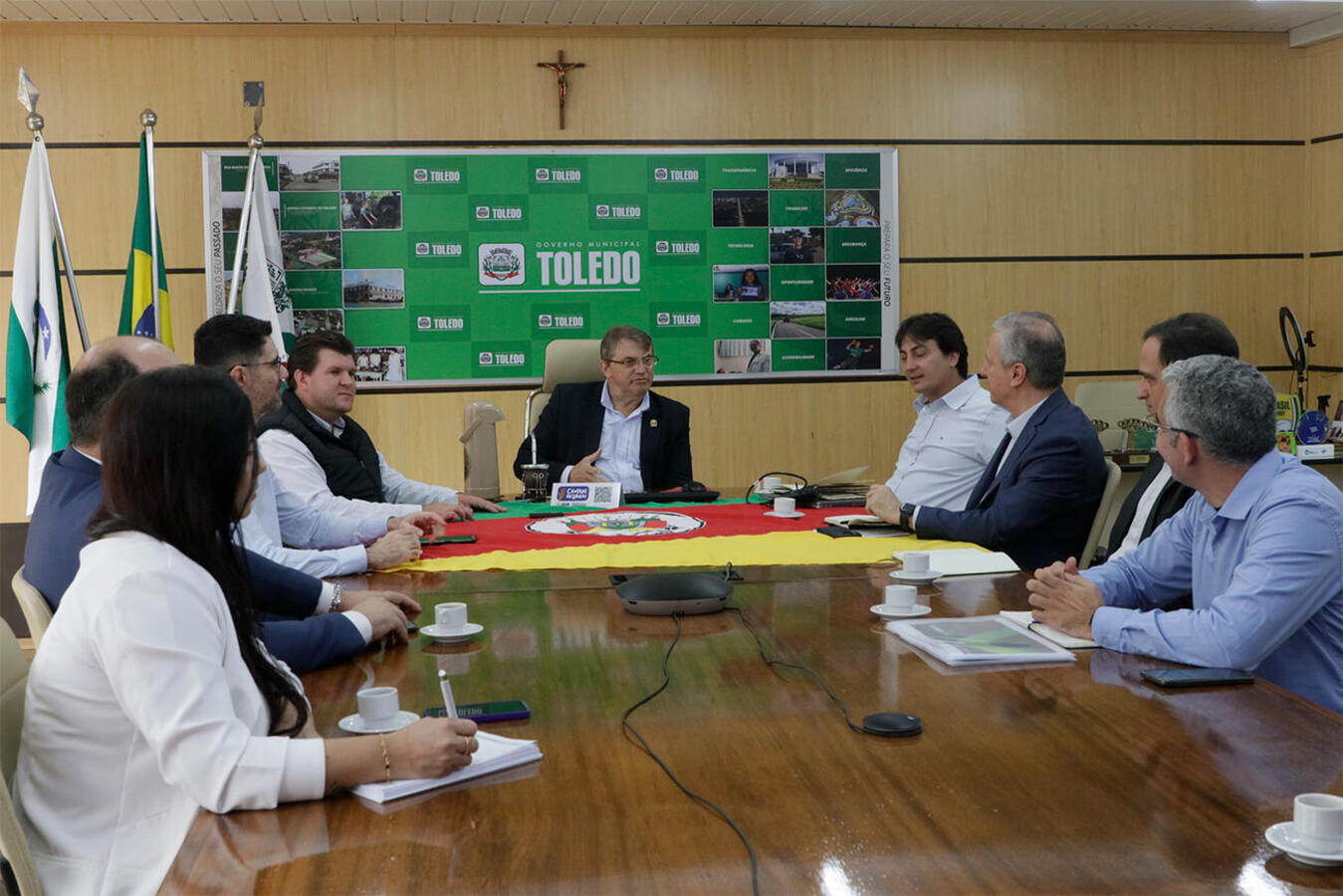 Executivos de controladora do consórcio que cuida da iluminação pública foram recebidos na Sala de Reuniões do Gabinete do Prefeito na manhã desta quinta (16)