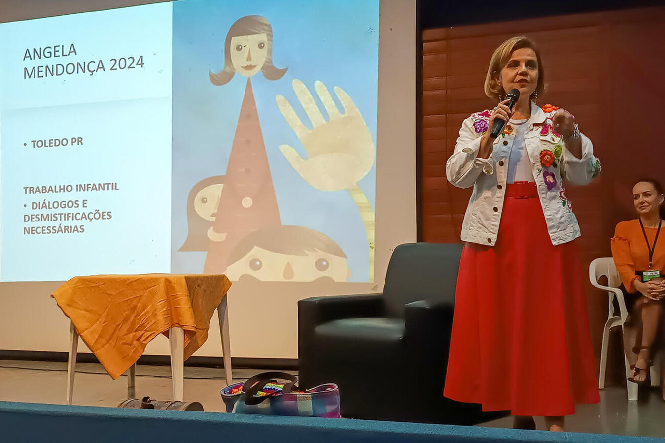 Evento promovido pela SMDH no auditório do Centro de Eventos Ismael Sperafico contou com palestra de  ngela Mendonça, uma das maiores especialistas no assunto no Brasil