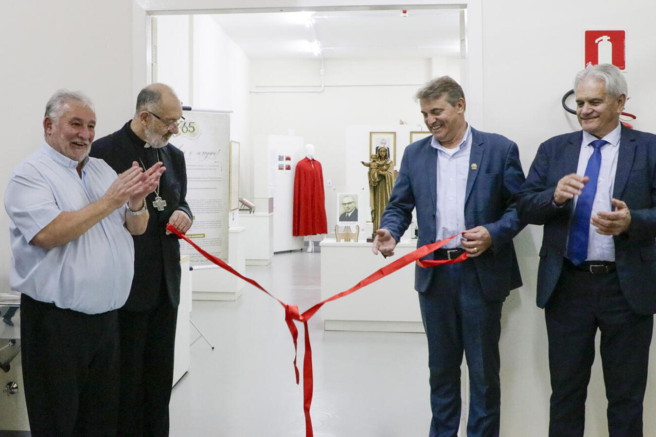 Com o título “Ontem, hoje e sempre”, a mostra apresenta elementos que marcaram os 65 anos da Diocese de Toledo; vernissage ocorreu na noite de segunda-feira (10)