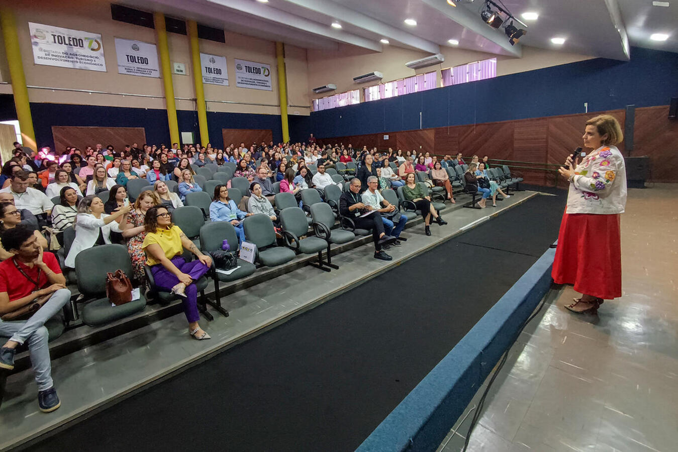 Evento promovido pela SMDH no auditório do Centro de Eventos Ismael Sperafico contou com palestra de  ngela Mendonça, uma das maiores especialistas no assunto no Brasil
