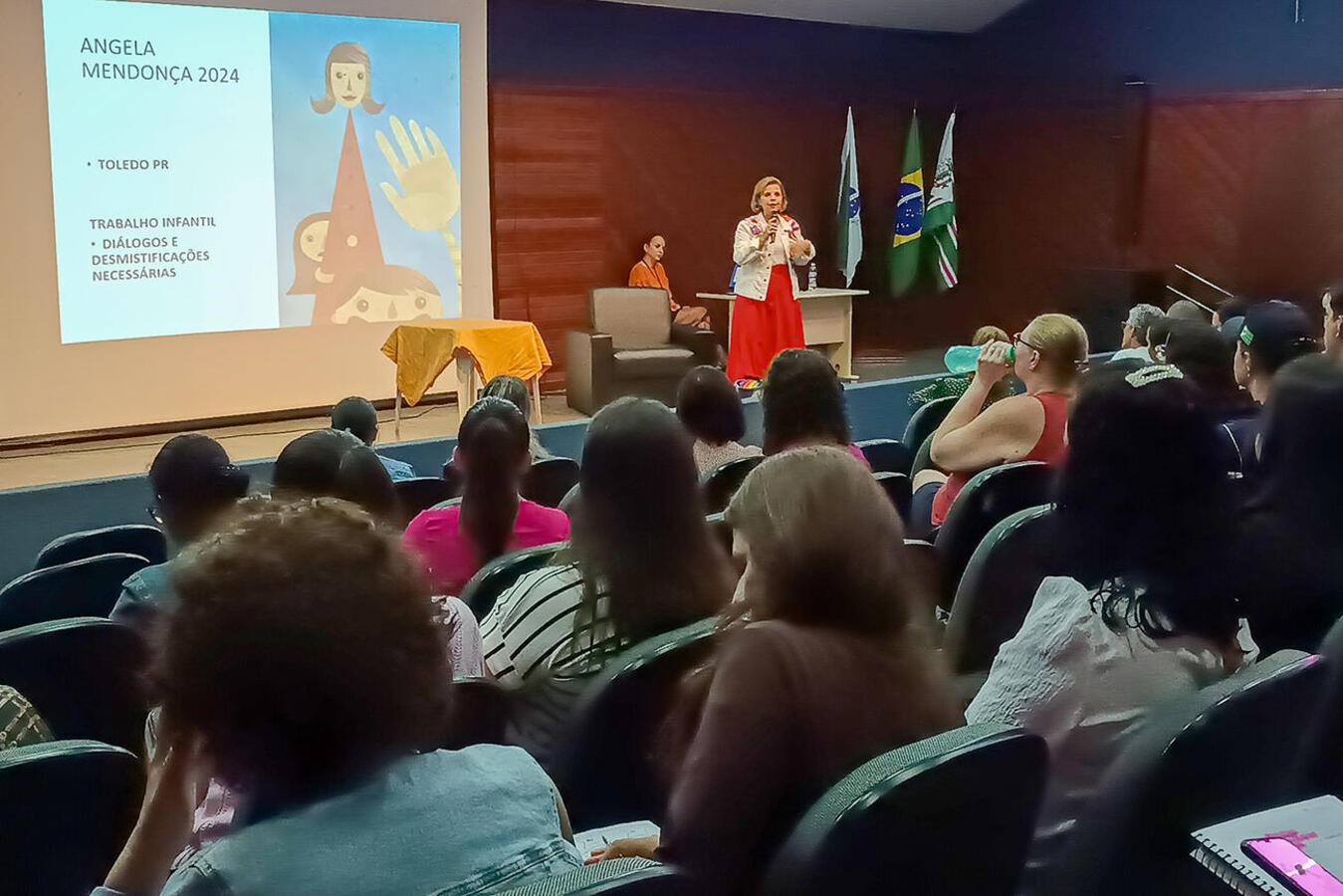 Evento promovido pela SMDH no auditório do Centro de Eventos Ismael Sperafico contou com palestra de  ngela Mendonça, uma das maiores especialistas no assunto no Brasil