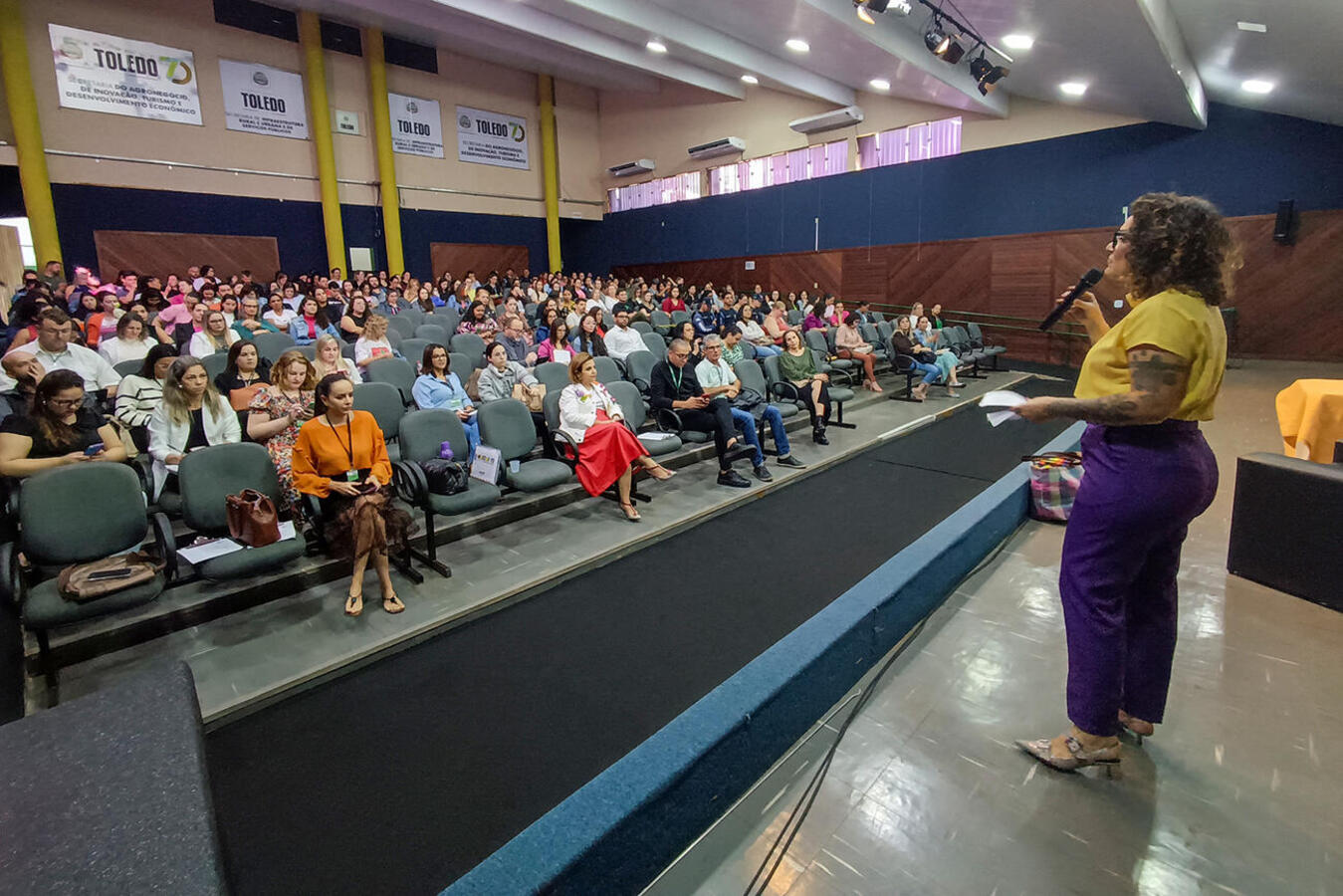 Evento promovido pela SMDH no auditório do Centro de Eventos Ismael Sperafico contou com palestra de  ngela Mendonça, uma das maiores especialistas no assunto no Brasil