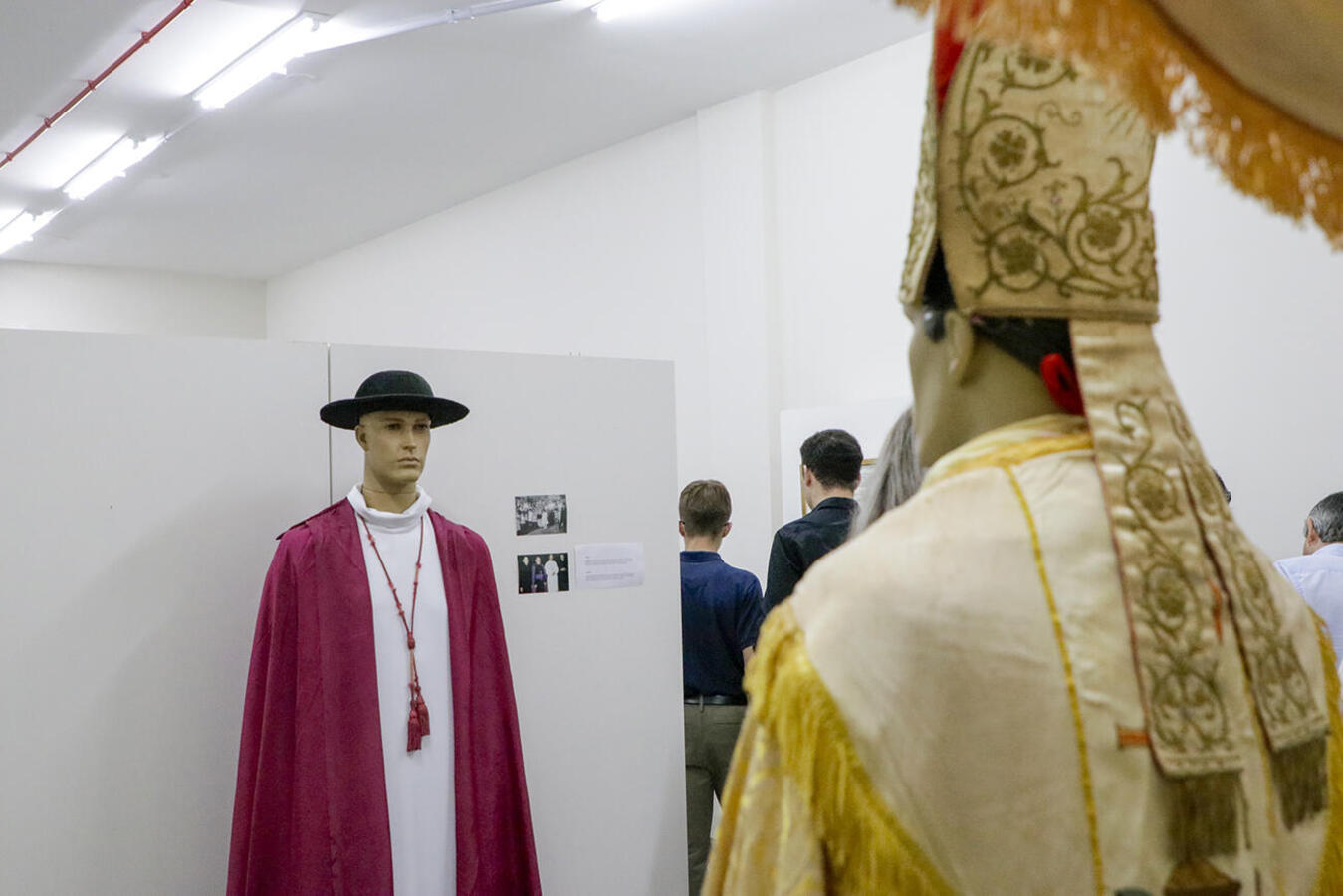 Com o título “Ontem, hoje e sempre”, a mostra apresenta elementos que marcaram os 65 anos da Diocese de Toledo; vernissage ocorreu na noite de segunda-feira (10)