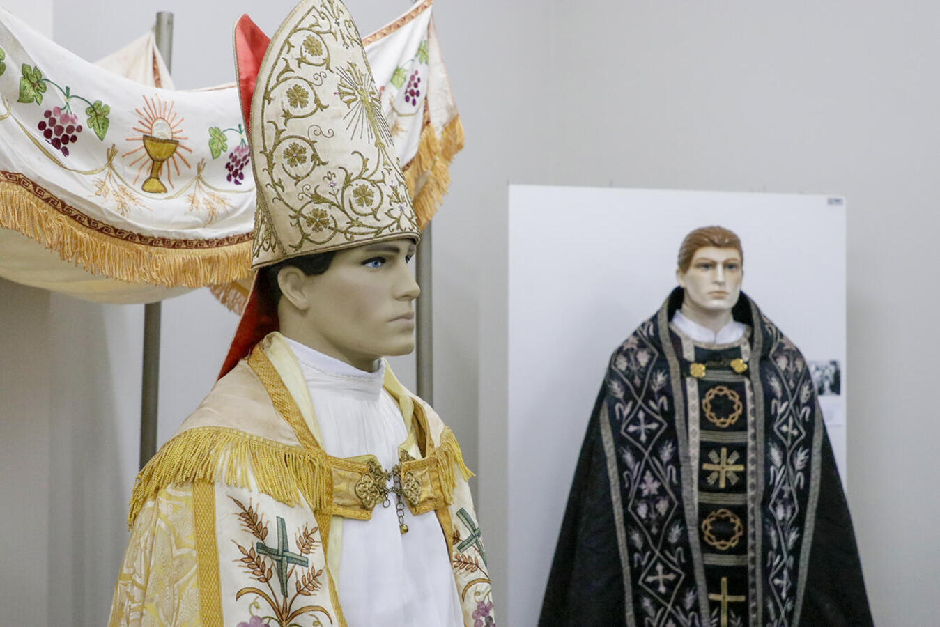 Com o título “Ontem, hoje e sempre”, a mostra apresenta elementos que marcaram os 65 anos da Diocese de Toledo; vernissage ocorreu na noite de segunda-feira (10)