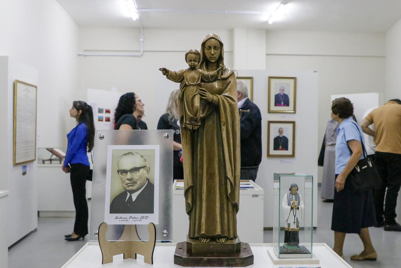 Com o título “Ontem, hoje e sempre”, a mostra apresenta elementos que marcaram os 65 anos da Diocese de Toledo; vernissage ocorreu na noite de segunda-feira (10)