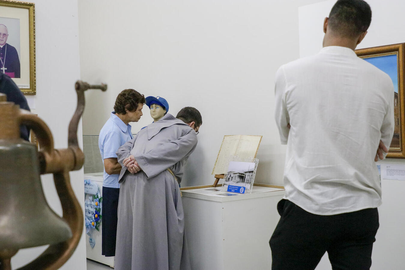 Com o título “Ontem, hoje e sempre”, a mostra apresenta elementos que marcaram os 65 anos da Diocese de Toledo; vernissage ocorreu na noite de segunda-feira (10)