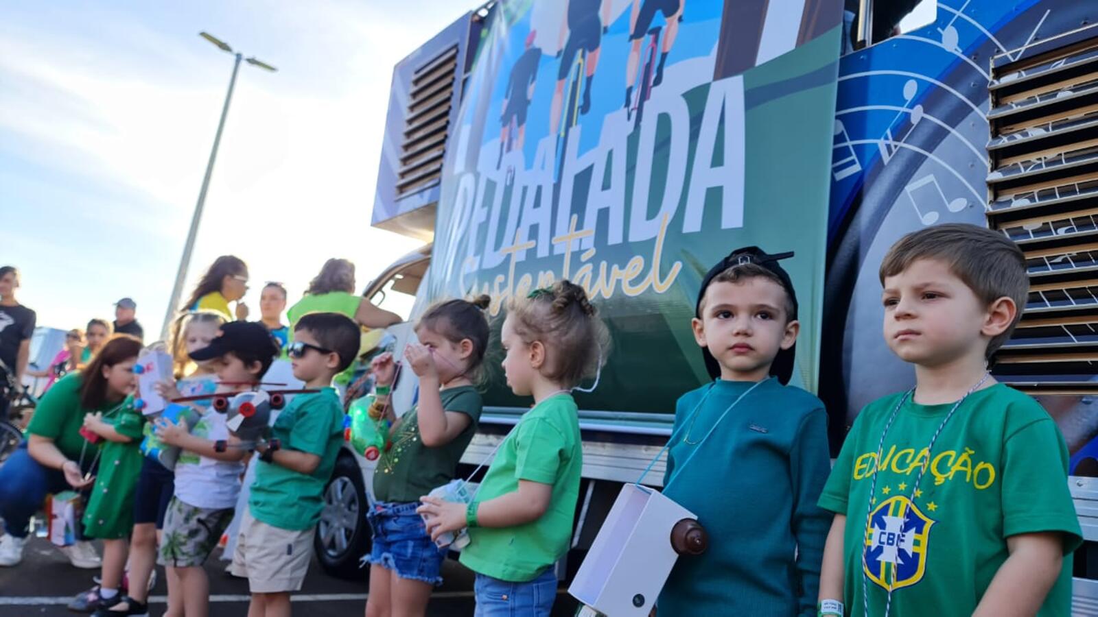Ciclistas de todas as idades fizeram um trajeto de aproximadamente 5km da Funet até o Parque Ecológico Luiz Cláudio Hoffmann