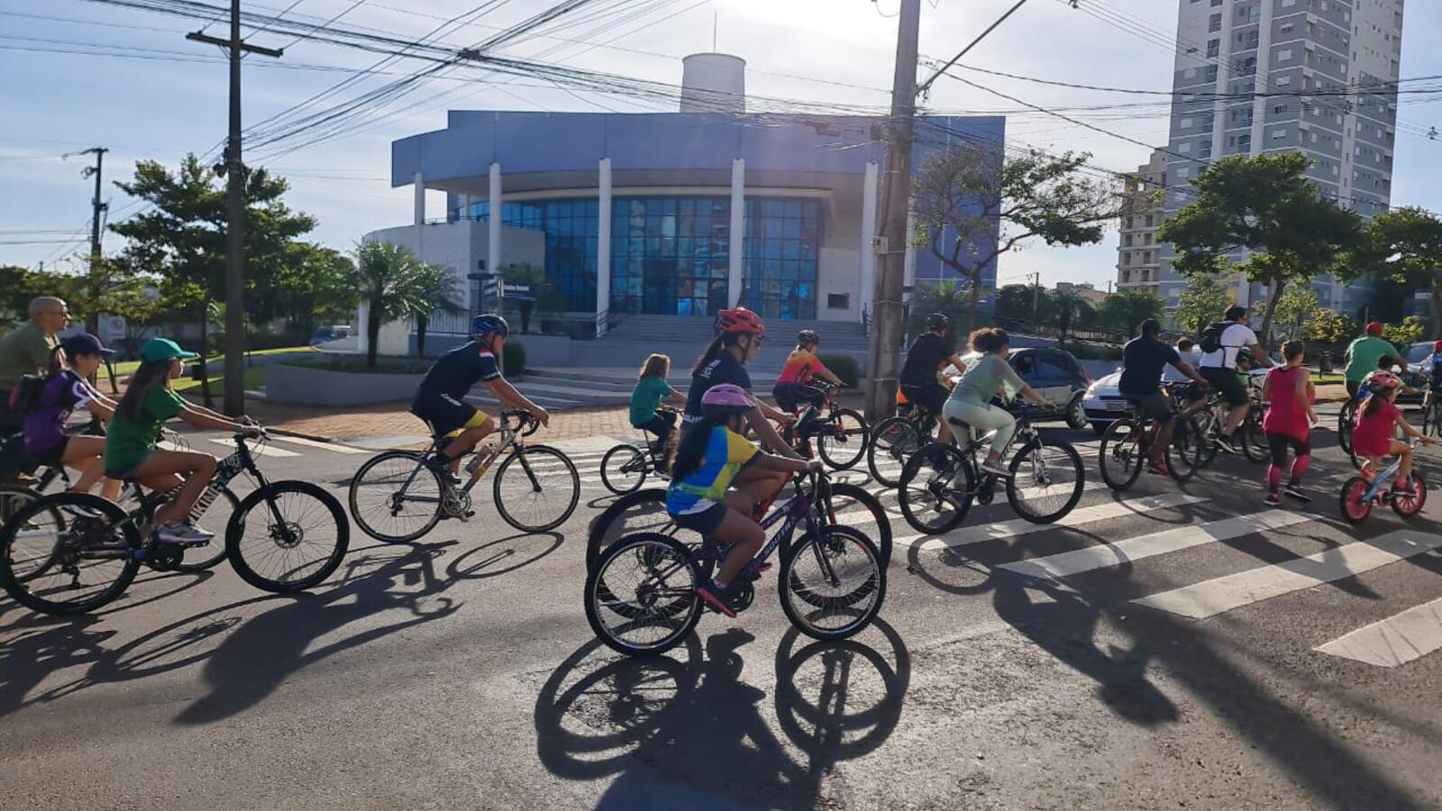 Ciclistas de todas as idades fizeram um trajeto de aproximadamente 5km da Funet até o Parque Ecológico Luiz Cláudio Hoffmann