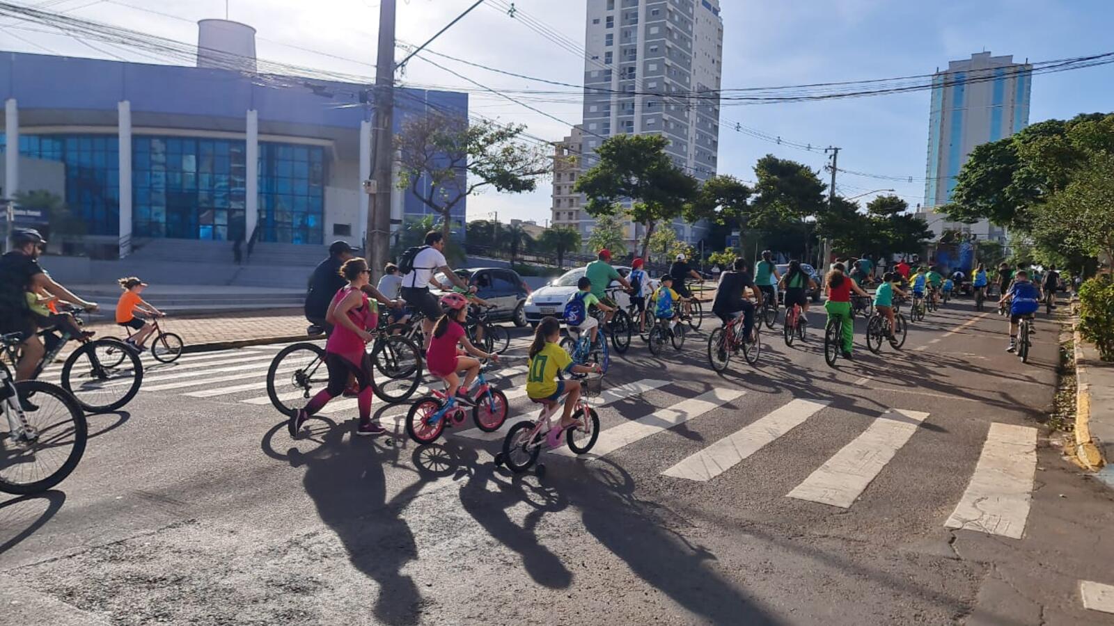 Ciclistas de todas as idades fizeram um trajeto de aproximadamente 5km da Funet até o Parque Ecológico Luiz Cláudio Hoffmann