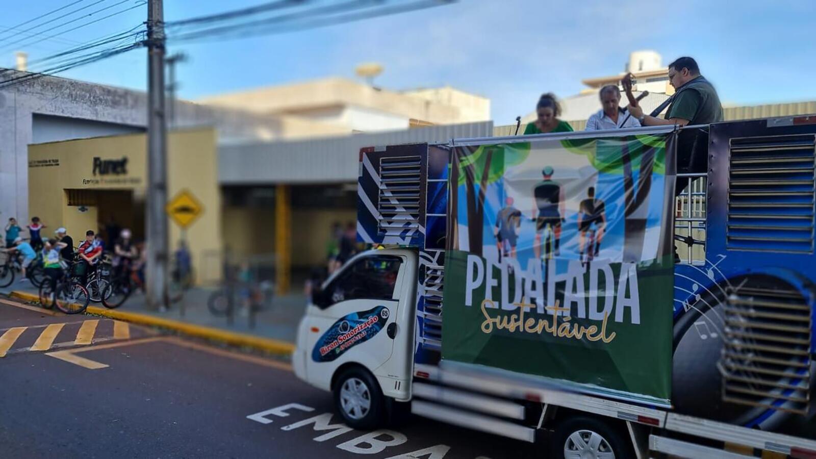 Ciclistas de todas as idades fizeram um trajeto de aproximadamente 5km da Funet até o Parque Ecológico Luiz Cláudio Hoffmann