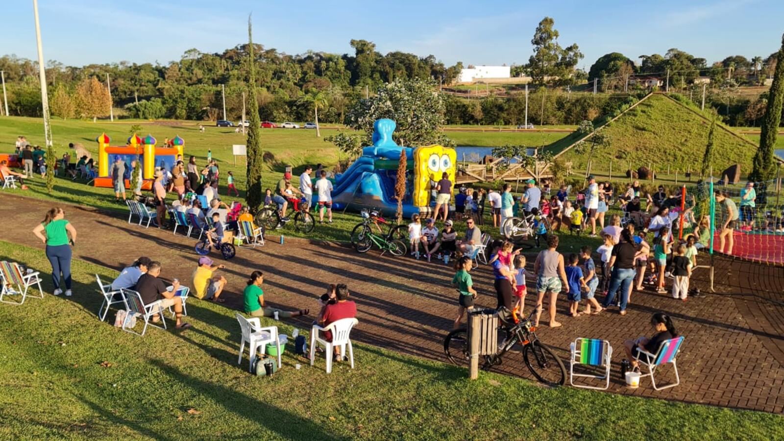 Ciclistas de todas as idades fizeram um trajeto de aproximadamente 5km da Funet até o Parque Ecológico Luiz Cláudio Hoffmann
