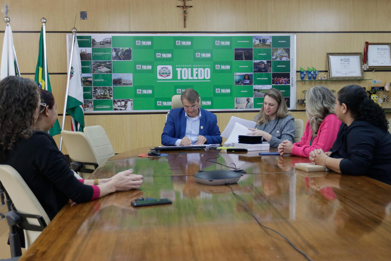 Homenagem do chefe do Executivo e da Secretaria de Recursos Humanos aconteceu na manhã desta sexta (28) na Sala de Reuniões do Gabinete do Prefeito 