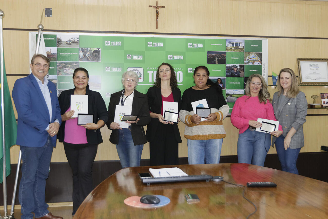 Homenagem do chefe do Executivo e da Secretaria de Recursos Humanos aconteceu na manhã desta sexta (28) na Sala de Reuniões do Gabinete do Prefeito 