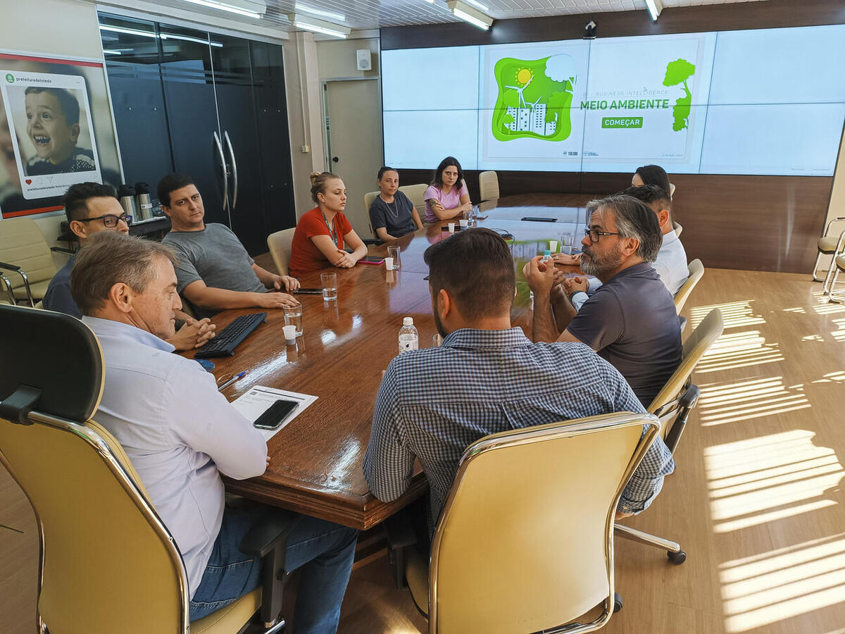 Detalhes de ferramenta desenvolvida pelo Departamento de Tecnologia da Informação (TI) foram explanados ao prefeito e à equipe da pasta na tarde desta quarta-feira (12)