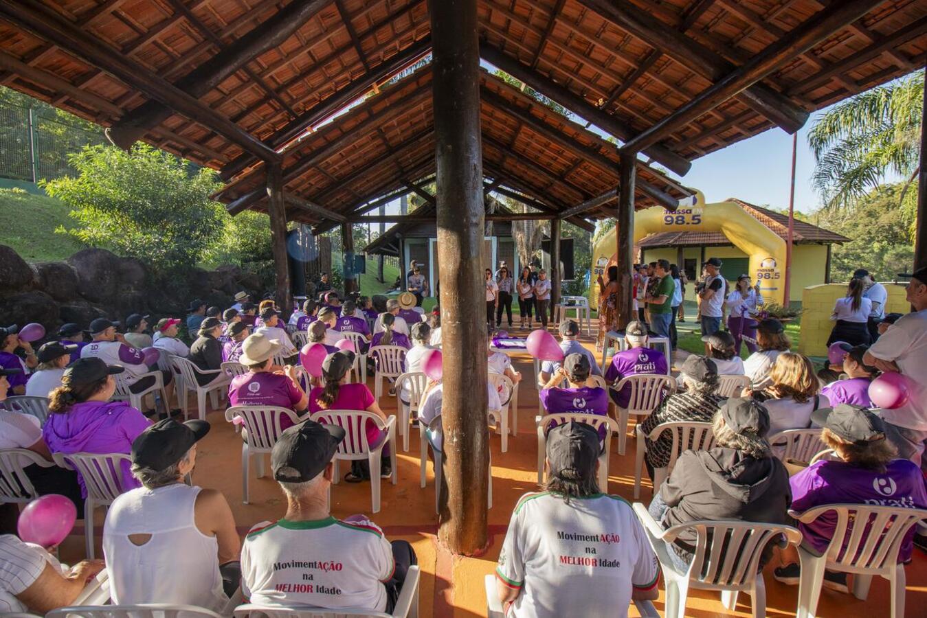 Aproximadamente 200 pessoas participaram de uma caminhada no Parque dos Pioneiros para marcar as ações do Junho Violeta