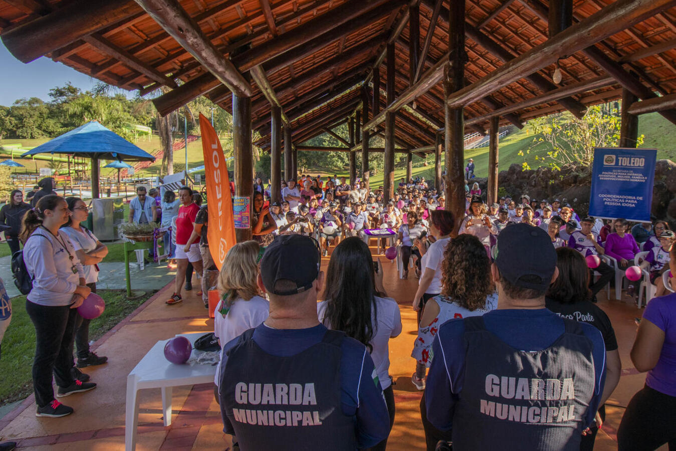 Aproximadamente 200 pessoas participaram de uma caminhada no Parque dos Pioneiros para marcar as ações do Junho Violeta