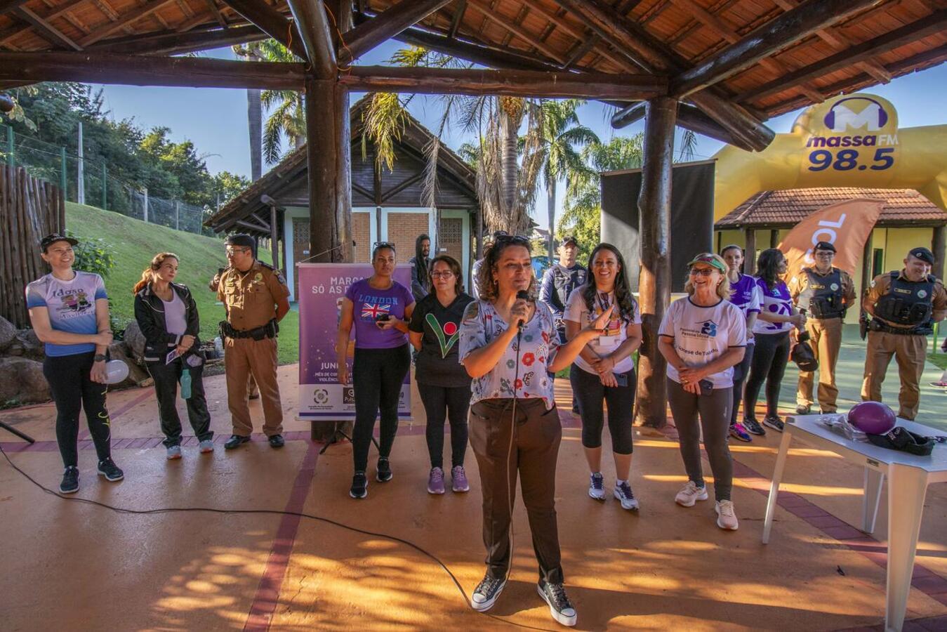 Aproximadamente 200 pessoas participaram de uma caminhada no Parque dos Pioneiros para marcar as ações do Junho Violeta