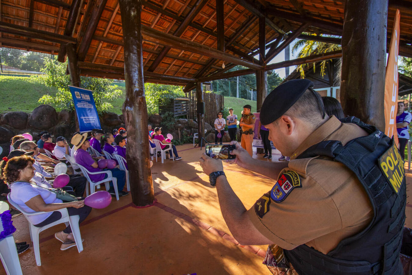 Aproximadamente 200 pessoas participaram de uma caminhada no Parque dos Pioneiros para marcar as ações do Junho Violeta