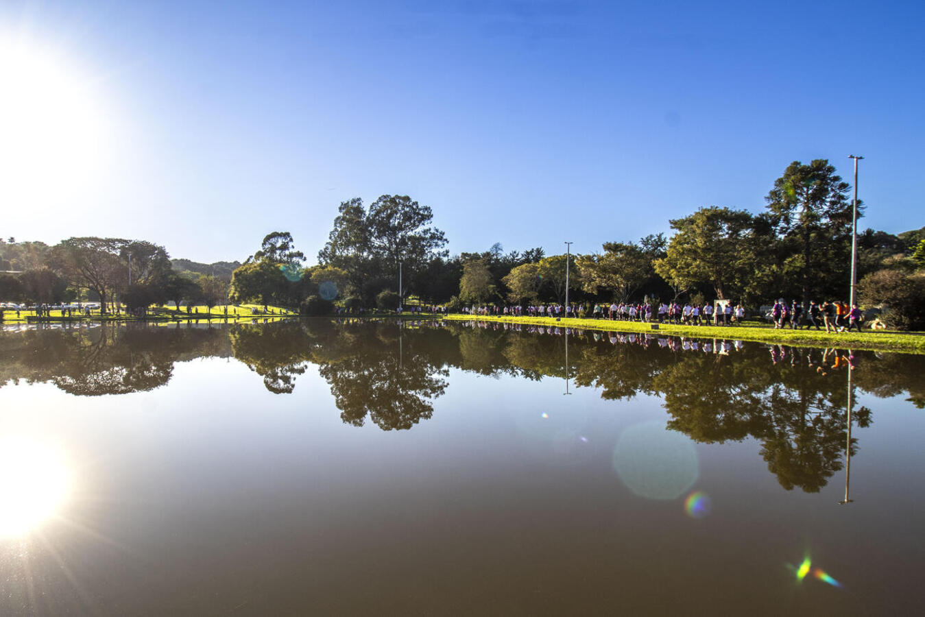Aproximadamente 200 pessoas participaram de uma caminhada no Parque dos Pioneiros para marcar as ações do Junho Violeta