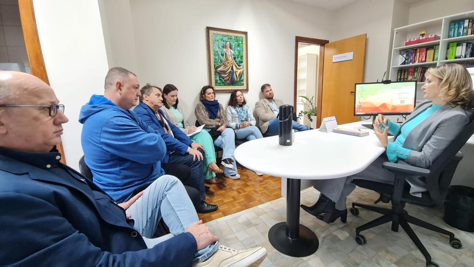Representantes do Executivo, do Legislativo e da sociedade civil de Toledo estiveram em Chapecó nesta semana para conhecer o programa Mão Amiga