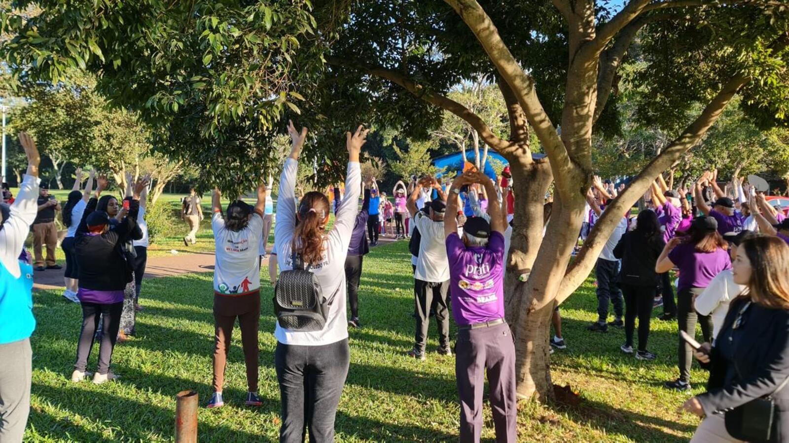 Aproximadamente 200 pessoas participaram de uma caminhada no Parque dos Pioneiros para marcar as ações do Junho Violeta