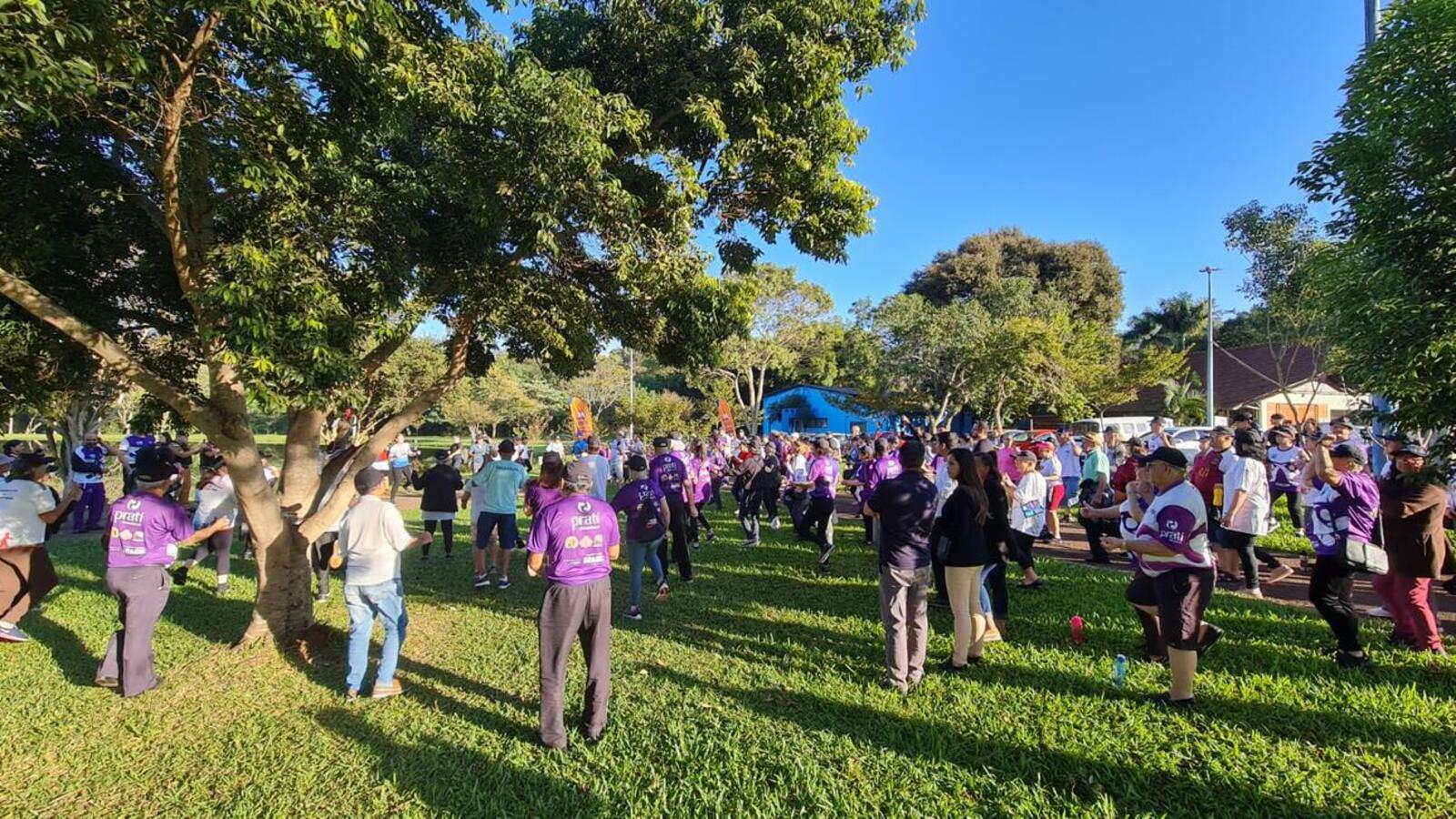 Aproximadamente 200 pessoas participaram de uma caminhada no Parque dos Pioneiros para marcar as ações do Junho Violeta