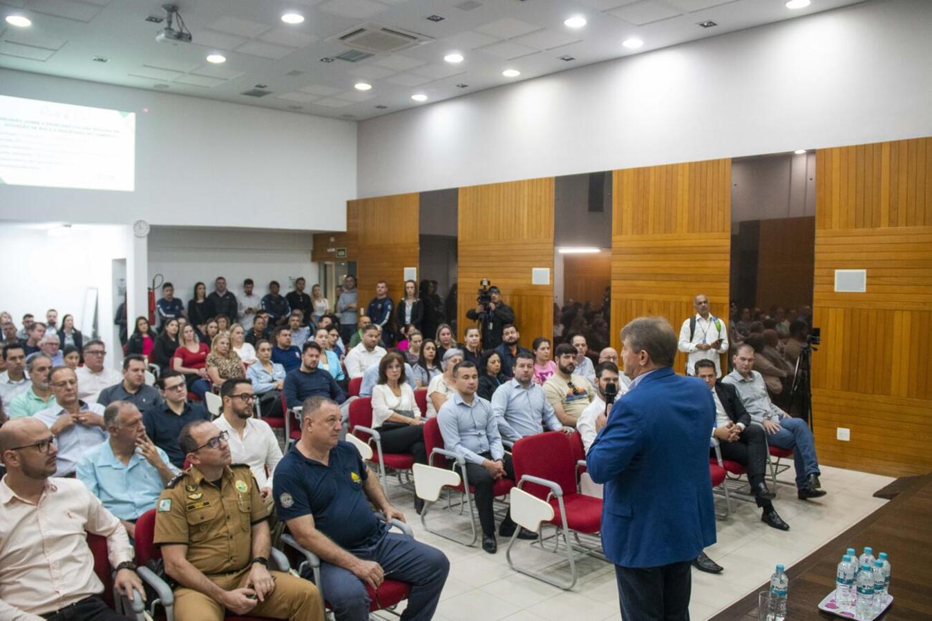 Além de ouvir demandas da sociedade civil em torno do tema, representantes do governo municipal falaram a respeito de ações junto a pessoas em situação de rua