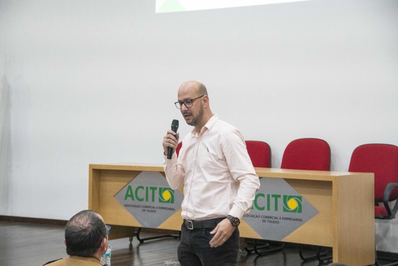 Além de ouvir demandas da sociedade civil em torno do tema, representantes do governo municipal falaram a respeito de ações junto a pessoas em situação de rua