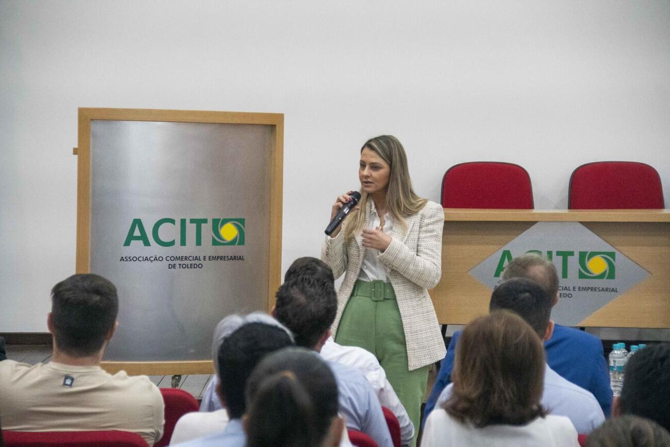 Além de ouvir demandas da sociedade civil em torno do tema, representantes do governo municipal falaram a respeito de ações junto a pessoas em situação de rua
