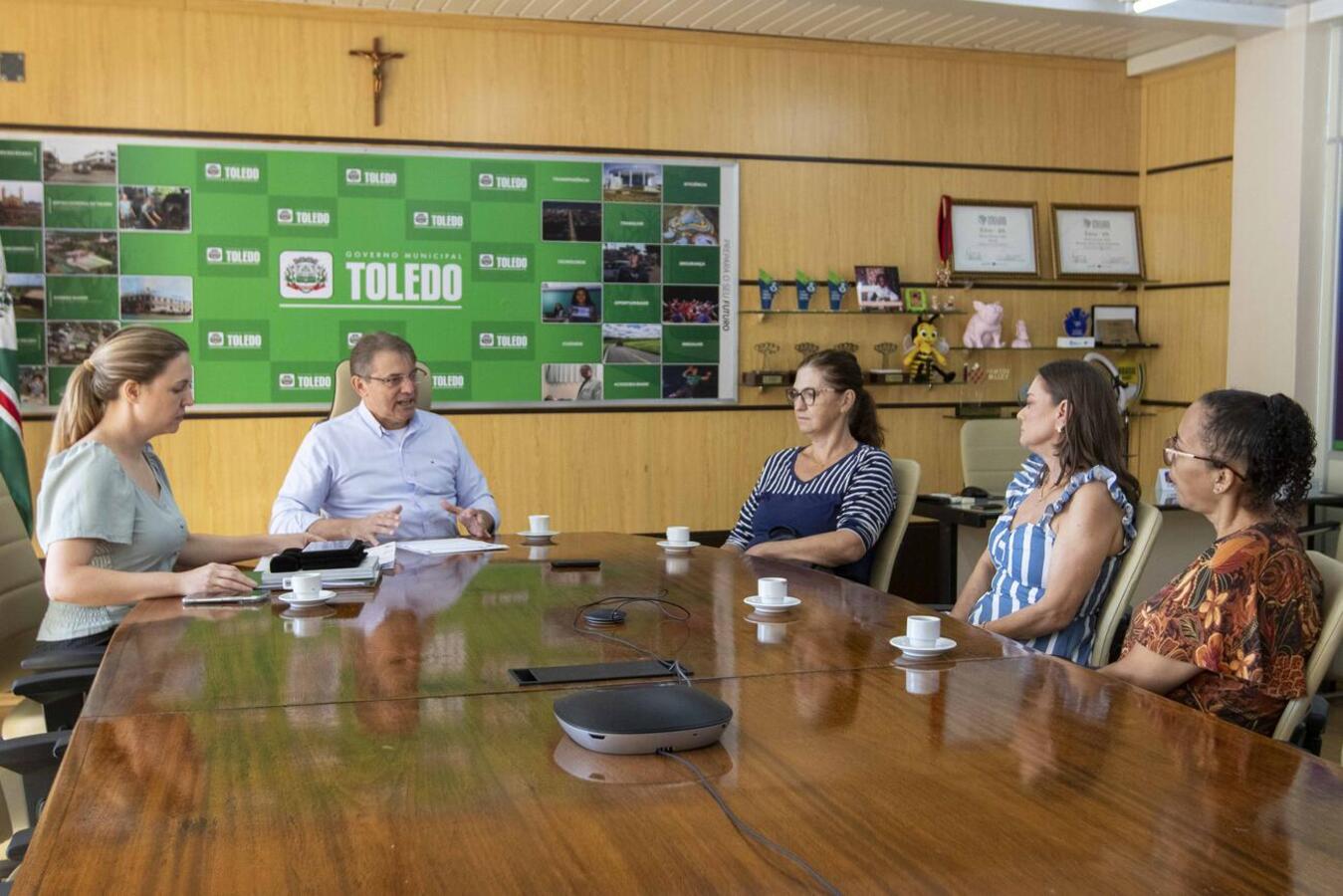 O ato aconteceu na manhã desta terça-feira (11) na Sala de Reuniões da Prefeitura
