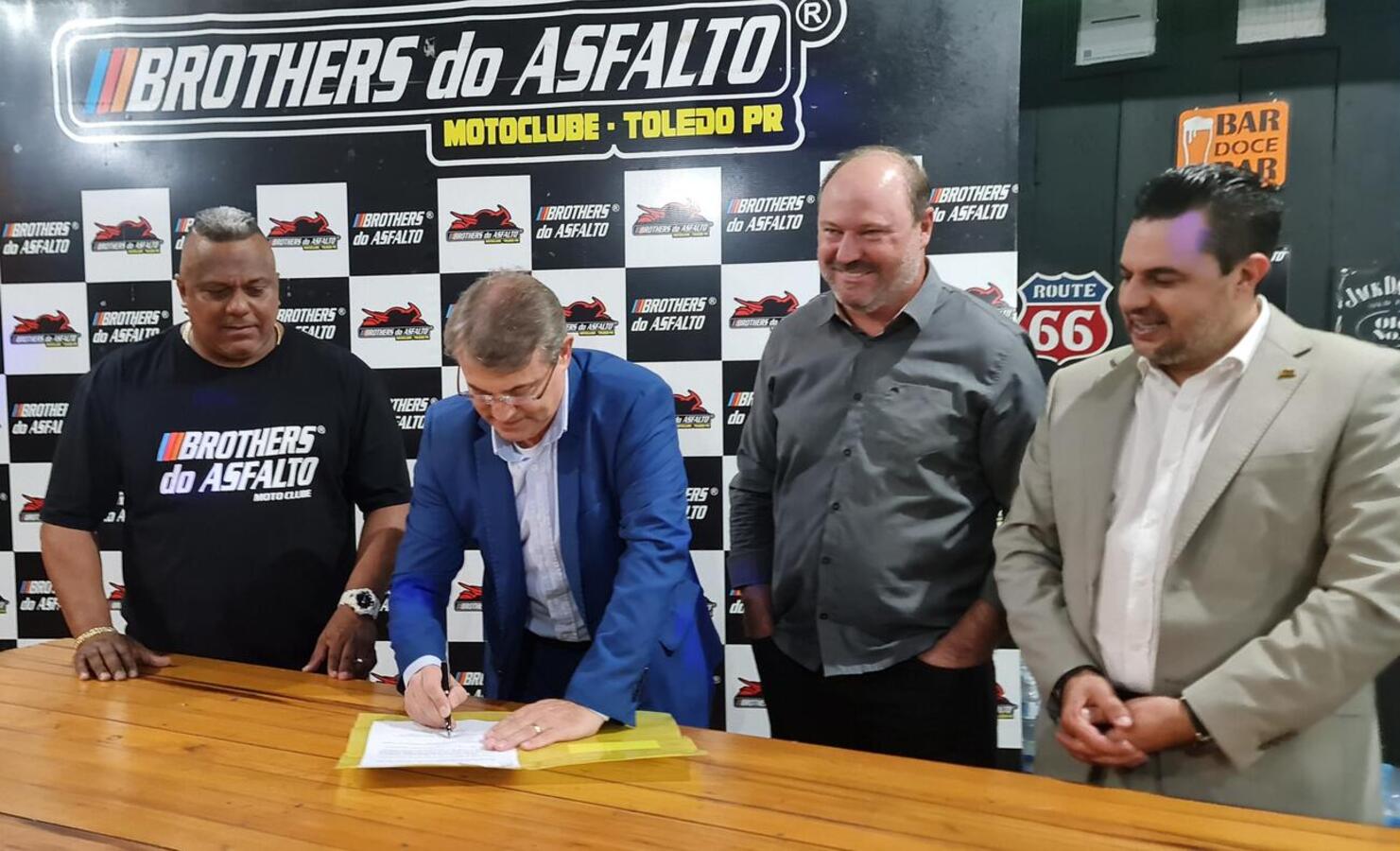 A sanção da Lei Nº 2.762 aconteceu na noite desta terça-feira (11) na sede do Moto Clube