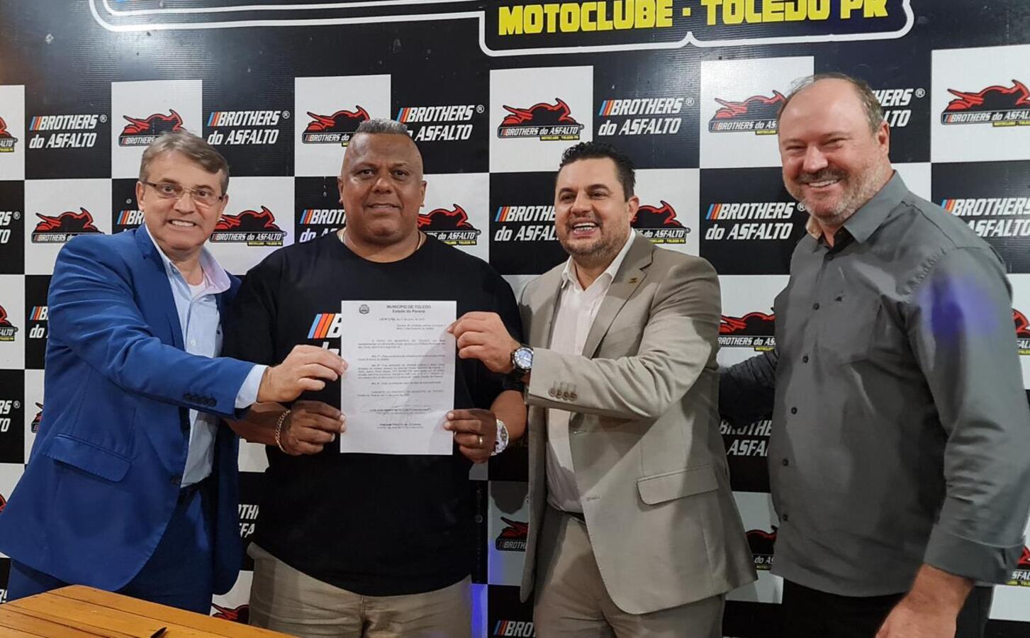 A sanção da Lei Nº 2.762 aconteceu na noite desta terça-feira (11) na sede do Moto Clube