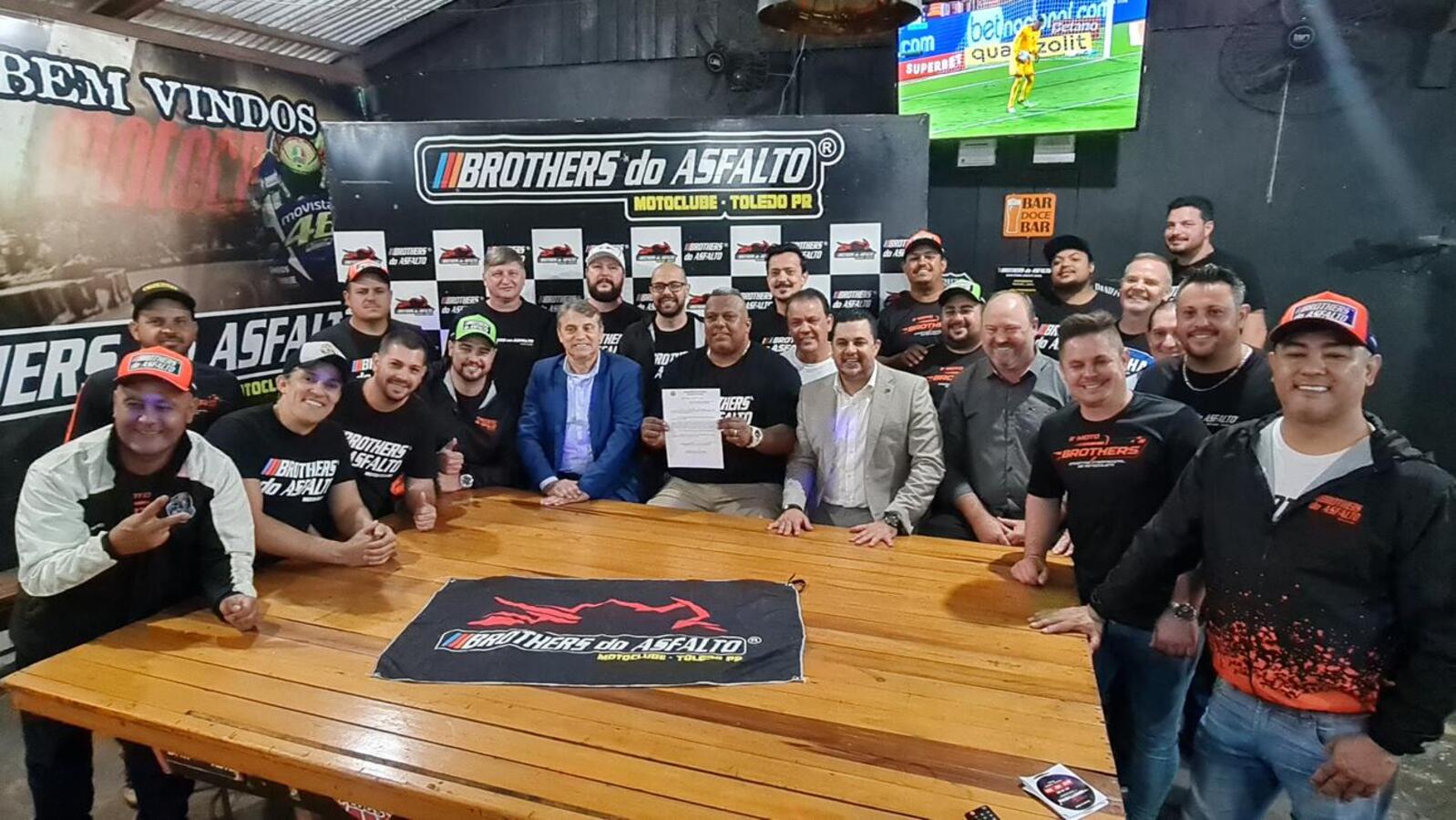 A sanção da Lei Nº 2.762 aconteceu na noite desta terça-feira (11) na sede do Moto Clube