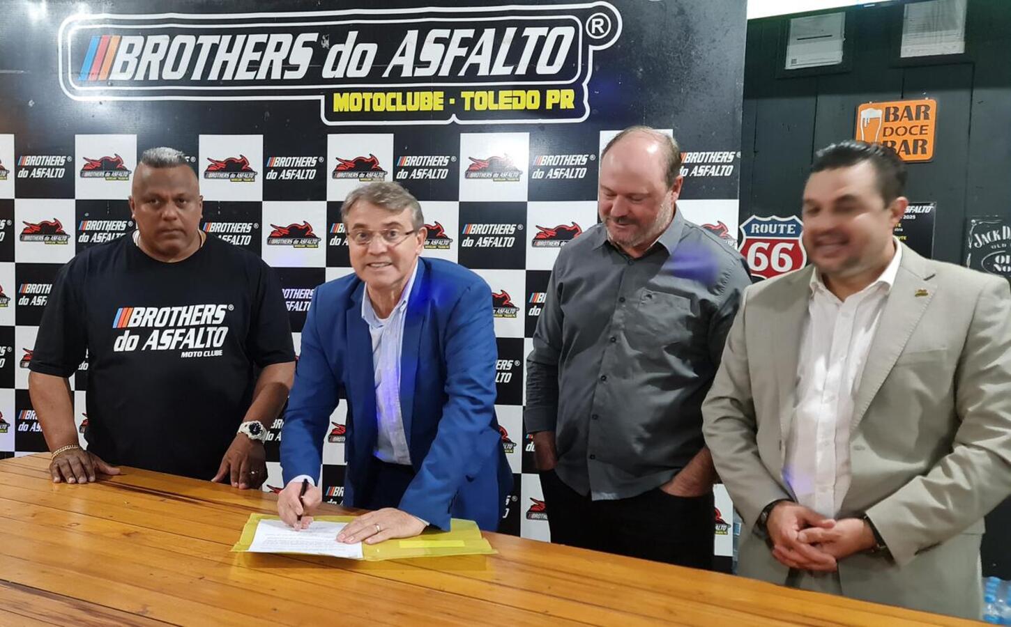 A sanção da Lei Nº 2.762 aconteceu na noite desta terça-feira (11) na sede do Moto Clube