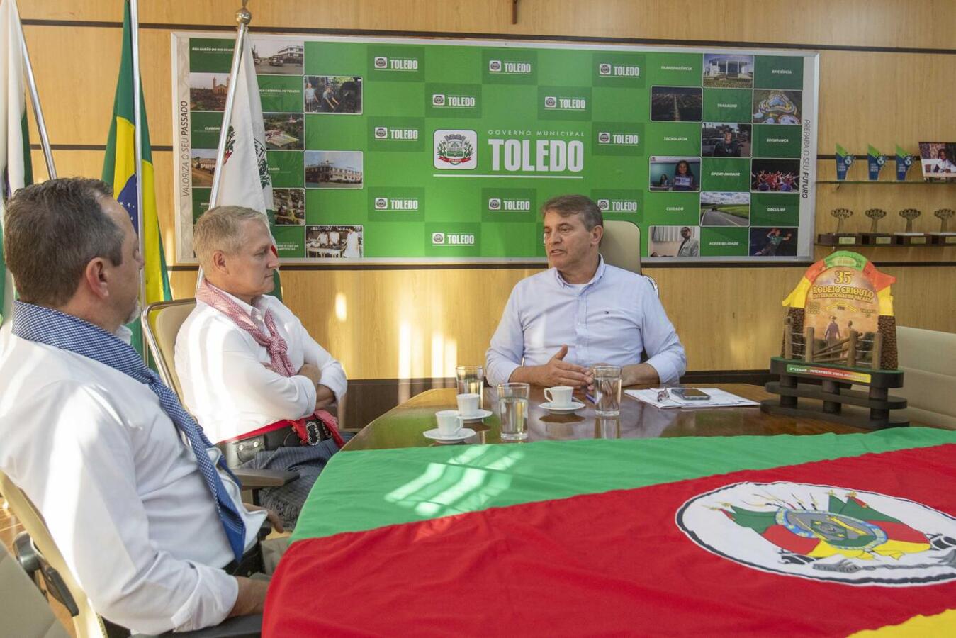 Ao lado do patrão do CTG Estância Liberdade, Gimar Dallavale falou sobre título na categoria intérprete vocal peão adulto no 35º Rodeio Internacional de Vacaria
