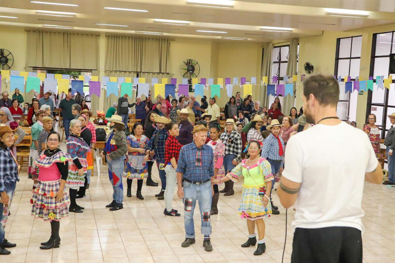 Entretenimento, orientações sobre autocuidado marcaram a festa promovida na última sexta (28/6) pela Unidade Saúde da Família no clube de idosos do distrito