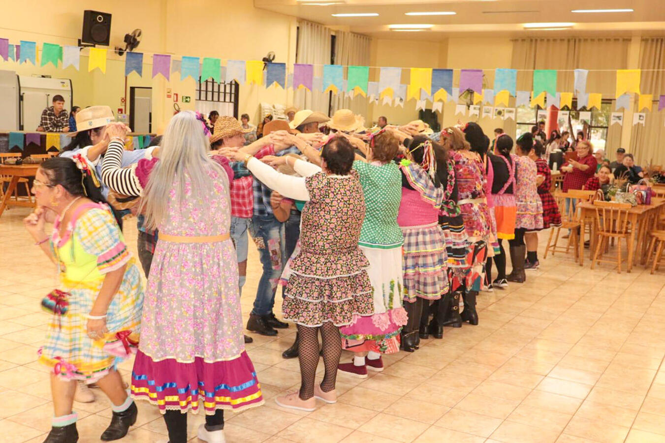 Entretenimento, orientações sobre autocuidado marcaram a festa promovida na última sexta (28/6) pela Unidade Saúde da Família no clube de idosos do distrito