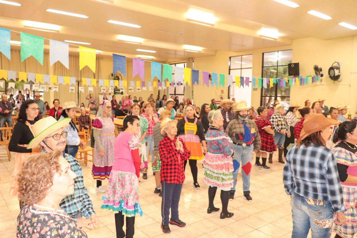 Entretenimento, orientações sobre autocuidado marcaram a festa promovida na última sexta (28/6) pela Unidade Saúde da Família no clube de idosos do distrito